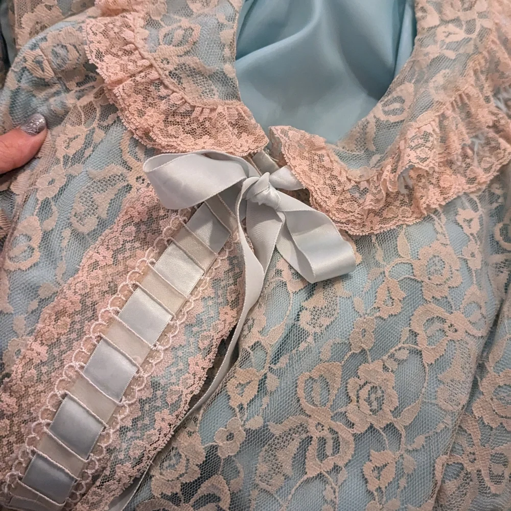 Vintage Montaldo's pale blue with cream lace robe size M - Picture 5 of 8